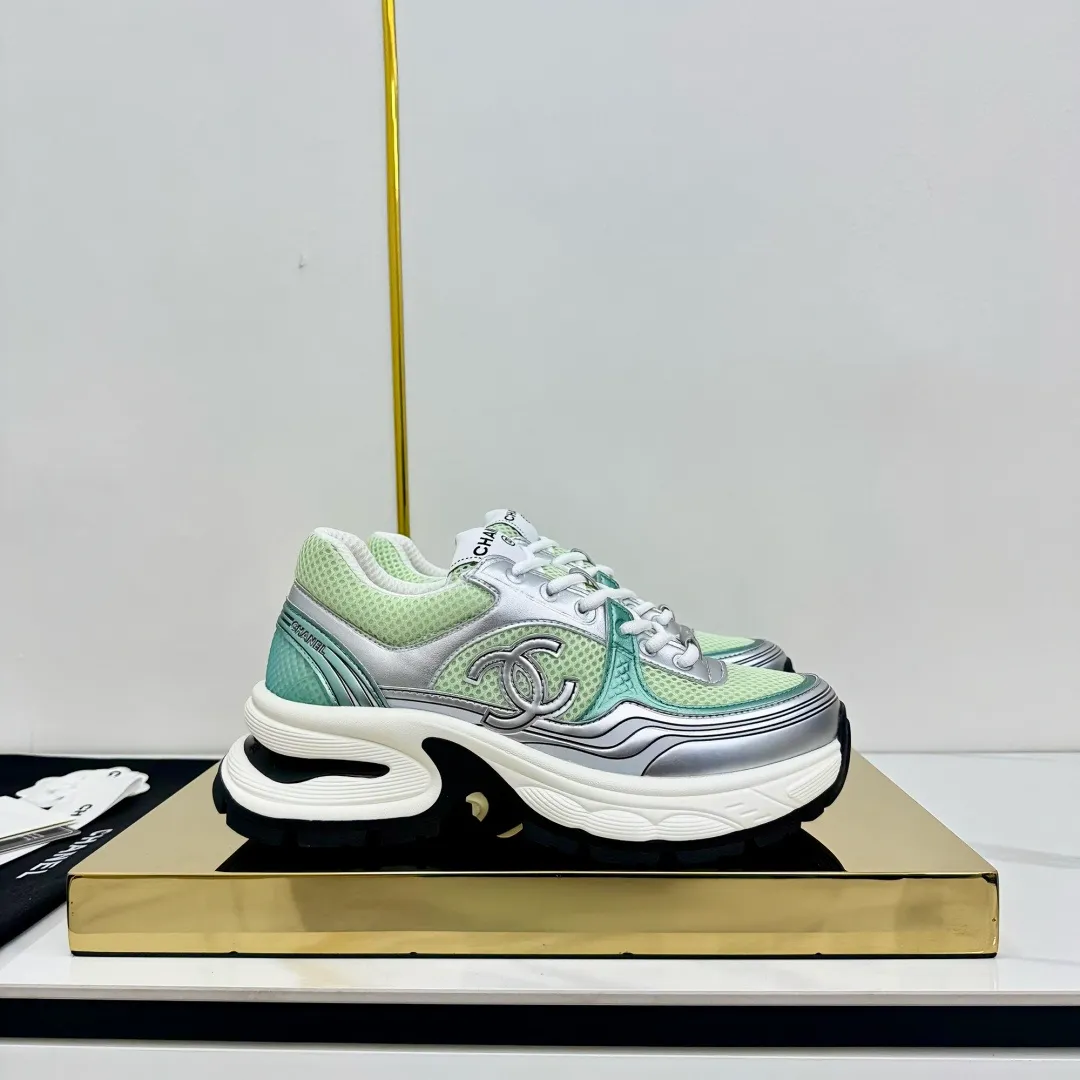 👟👟Ex-factory price 680👟👟 Upgraded version, upgraded version, upgraded version! No rebuttal accepted! ! ! ! Chanel Chanel panda shoes! 2025 counter's top casual sports shoes. This classic design; the upper is electro-embroidered with a variety of techniques; the outsole is fashionable and sporty; the unusual inclusion of a variety of color matching elements... The diversified mix and match is very good-looking and versatile, and can be used for leisure, fashion, sports, and outdoor... ꫛꫀꪝ Go➫ Materials: ❶Upper made of: original imported first-layer silk cowhide + original waterproof cloth + original first-layer cowhide ❷Inner lining: Original Yangli+Net ❸Outsole based on: Original TPU combination outsole Counter boutique packaging complete set for women 35–41 👉 👉 👉 👉